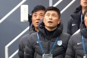 只凭一脚射门，运动员为球队打入致胜一球
